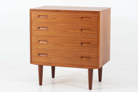 デンマークより買い付けた4段チェストです。PoulHundevadデザインのクオリティーの高い作品で、デンマークの品質基準を満たした「DANISHFURNITUREmAKE'SCONTROL」の刻印がございます。