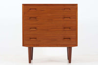 デンマークより買い付けた4段チェストです。PoulHundevadデザインのクオリティーの高い作品で、デンマークの品質基準を満たした「DANISHFURNITUREmAKE'SCONTROL」の刻印がございます。