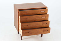 デンマークより買い付けた4段チェストです。PoulHundevadデザインのクオリティーの高い作品で、デンマークの品質基準を満たした「DANISHFURNITUREmAKE'SCONTROL」の刻印がございます。