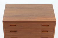 デンマークより買い付けた4段チェストです。PoulHundevadデザインのクオリティーの高い作品で、デンマークの品質基準を満たした「DANISHFURNITUREmAKE'SCONTROL」の刻印がございます。