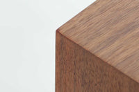 デンマークより買い付けた4段チェストです。PoulHundevadデザインのクオリティーの高い作品で、デンマークの品質基準を満たした「DANISHFURNITUREmAKE'SCONTROL」の刻印がございます。