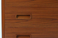 デンマークより買い付けた4段チェストです。PoulHundevadデザインのクオリティーの高い作品で、デンマークの品質基準を満たした「DANISHFURNITUREmAKE'SCONTROL」の刻印がございます。