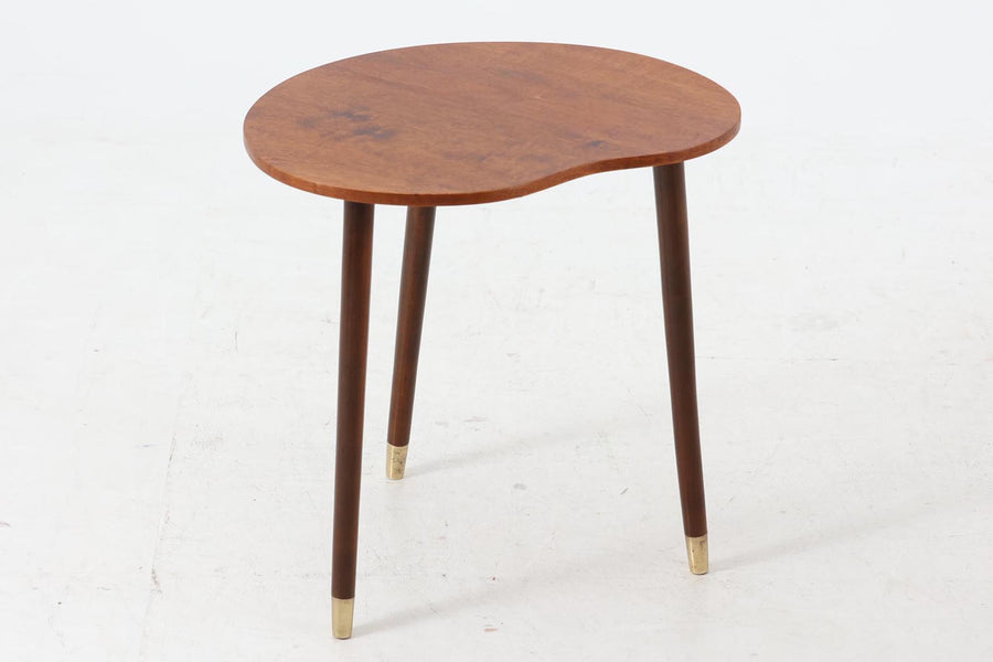 北欧より買い付けたサイドテーブルです。ビンテージ家具ならではの3本脚で、お洒落な形の天板が素敵です。脚先の真鍮がデザインポイントになっています。
