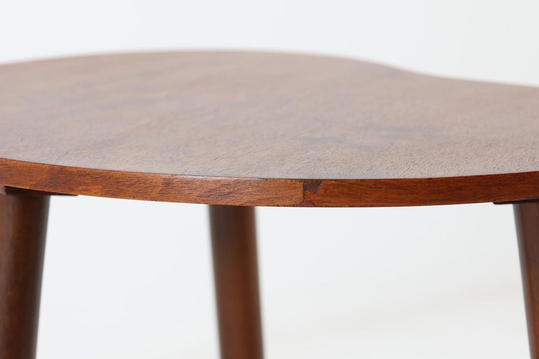 北欧より買い付けたサイドテーブルです。ビンテージ家具ならではの3本脚で、お洒落な形の天板が素敵です。脚先の真鍮がデザインポイントになっています。