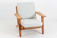 北欧家具を代表するソファ『GE290』です。現在リプロダクト品が販売されていますが、こちらは本物です。元々はベッド会社であるGETAmA社ならではのコイルスプリングが内包されたクッションの座り心地は、弾力があり心地良く、読書や映画などのリラックスタイムに最適です。立ち上がる際も適度なはね返りがあるので、動く時に億劫になる事はありません。HansJ.Wegnerならではの時代を超えた素晴らしいデザインです。横や背面から見るとまた違った表情を感じて頂けると思います。