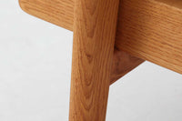 北欧家具を代表するソファ『GE290』です。現在リプロダクト品が販売されていますが、こちらは本物です。元々はベッド会社であるGETAmA社ならではのコイルスプリングが内包されたクッションの座り心地は、弾力があり心地良く、読書や映画などのリラックスタイムに最適です。立ち上がる際も適度なはね返りがあるので、動く時に億劫になる事はありません。HansJ.Wegnerならではの時代を超えた素晴らしいデザインです。横や背面から見るとまた違った表情を感じて頂けると思います。