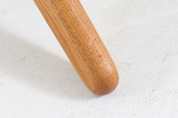 北欧家具を代表するソファ『GE290』です。現在リプロダクト品が販売されていますが、こちらは本物です。元々はベッド会社であるGETAmA社ならではのコイルスプリングが内包されたクッションの座り心地は、弾力があり心地良く、読書や映画などのリラックスタイムに最適です。立ち上がる際も適度なはね返りがあるので、動く時に億劫になる事はありません。HansJ.Wegnerならではの時代を超えた素晴らしいデザインです。横や背面から見るとまた違った表情を感じて頂けると思います。