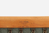 北欧家具を代表するソファ『GE290』です。現在リプロダクト品が販売されていますが、こちらは本物です。元々はベッド会社であるGETAmA社ならではのコイルスプリングが内包されたクッションの座り心地は、弾力があり心地良く、読書や映画などのリラックスタイムに最適です。立ち上がる際も適度なはね返りがあるので、動く時に億劫になる事はありません。HansJ.Wegnerならではの時代を超えた素晴らしいデザインです。横や背面から見るとまた違った表情を感じて頂けると思います。