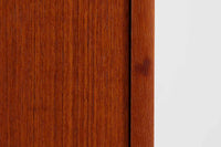 スウェーデン製のシェルフです。鍵付きの扉が付属します。シンプルなデザインで落ち着いた雰囲気です。良質なチーク材が使用されています。