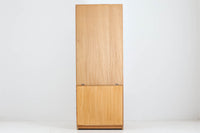 モーエンセンデザインのシェルフです。小ぶりなので、お部屋のデッドスペースにオススメです。下段部分は小ぶりな深さの違う引き出しが4段あり、細かくたっぷりと収納する事が出来ます。取手などモーエンセンならではの趣向はシンプルながらも高級感がございます。