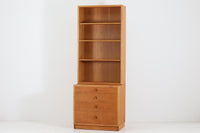 モーエンセンデザインのシェルフです。小ぶりなので、お部屋のデッドスペースにオススメです。下段部分は小ぶりな深さの違う引き出しが4段あり、細かくたっぷりと収納する事が出来ます。取手などモーエンセンならではの趣向はシンプルながらも高級感がございます。