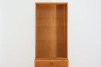 モーエンセンデザインのシェルフです。小ぶりなので、お部屋のデッドスペースにオススメです。下段部分は小ぶりな深さの違う引き出しが4段あり、細かくたっぷりと収納する事が出来ます。取手などモーエンセンならではの趣向はシンプルながらも高級感がございます。