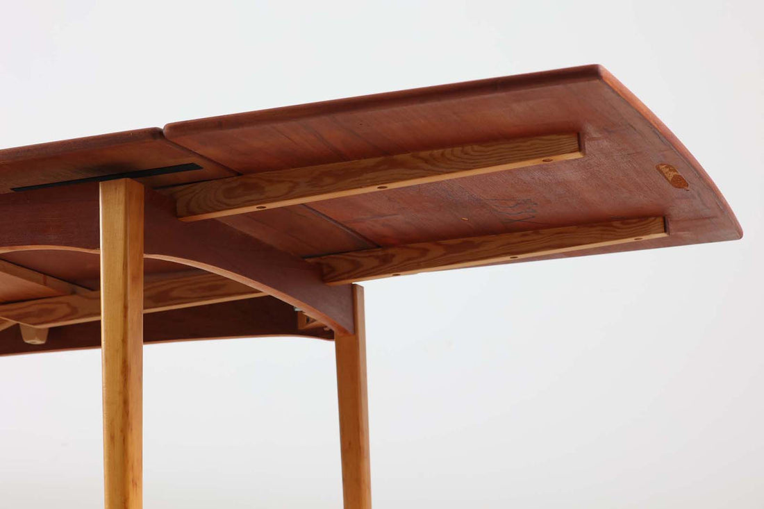 北欧より買い付けたエクステンションダイニングテーブルです。良質なチーク材の綺麗な木目が綺麗です。使用目的によって、さっと天板を広げる事が出来ますので、大変便利です。片方だけ拡張板を広げて使用可能です。