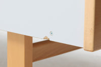 北欧より買い付けたGETAmA社製デイベッドです。学生寮の為にデザインされた物で、無駄な装飾を省いたフレキシブルなソファです。名前の通り、背もたれを上げるとベッドになります。GETAmA社は元々ベッドメーカーの為、寝心地も良好です。こちらはサイドパネルが付属したモデルです。