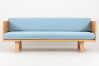 北欧より買い付けたGETAmA社製デイベッドです。学生寮の為にデザインされた物で、無駄な装飾を省いたフレキシブルなソファです。名前の通り、背もたれを上げるとベッドになります。GETAmA社は元々ベッドメーカーの為、寝心地も良好です。こちらはサイドパネルが付属したモデルです。