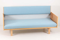 北欧より買い付けたGETAmA社製デイベッドです。学生寮の為にデザインされた物で、無駄な装飾を省いたフレキシブルなソファです。名前の通り、背もたれを上げるとベッドになります。GETAmA社は元々ベッドメーカーの為、寝心地も良好です。こちらはサイドパネルが付属したモデルです。