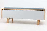 北欧より買い付けたGETAmA社製デイベッドです。学生寮の為にデザインされた物で、無駄な装飾を省いたフレキシブルなソファです。名前の通り、背もたれを上げるとベッドになります。GETAmA社は元々ベッドメーカーの為、寝心地も良好です。こちらはサイドパネルが付属したモデルです。