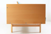 北欧より買い付けたGETAmA社製デイベッドです。学生寮の為にデザインされた物で、無駄な装飾を省いたフレキシブルなソファです。名前の通り、背もたれを上げるとベッドになります。GETAmA社は元々ベッドメーカーの為、寝心地も良好です。こちらはサイドパネルが付属したモデルです。