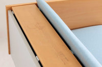 北欧より買い付けたGETAmA社製デイベッドです。学生寮の為にデザインされた物で、無駄な装飾を省いたフレキシブルなソファです。名前の通り、背もたれを上げるとベッドになります。GETAmA社は元々ベッドメーカーの為、寝心地も良好です。こちらはサイドパネルが付属したモデルです。