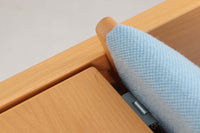 北欧より買い付けたGETAmA社製デイベッドです。学生寮の為にデザインされた物で、無駄な装飾を省いたフレキシブルなソファです。名前の通り、背もたれを上げるとベッドになります。GETAmA社は元々ベッドメーカーの為、寝心地も良好です。こちらはサイドパネルが付属したモデルです。