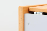 北欧より買い付けたGETAmA社製デイベッドです。学生寮の為にデザインされた物で、無駄な装飾を省いたフレキシブルなソファです。名前の通り、背もたれを上げるとベッドになります。GETAmA社は元々ベッドメーカーの為、寝心地も良好です。こちらはサイドパネルが付属したモデルです。