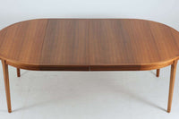 北欧より買い付けた、円形のダイニングテーブルです。急な来客時にも対応できるエクステンションタイプです。良質なチーク材が使用されていますのでお部屋に暖かみを与えてくれそうです。円形のため拡張板は別保管となります。