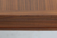 北欧より買い付けた、円形のダイニングテーブルです。急な来客時にも対応できるエクステンションタイプです。良質なチーク材が使用されていますのでお部屋に暖かみを与えてくれそうです。円形のため拡張板は別保管となります。