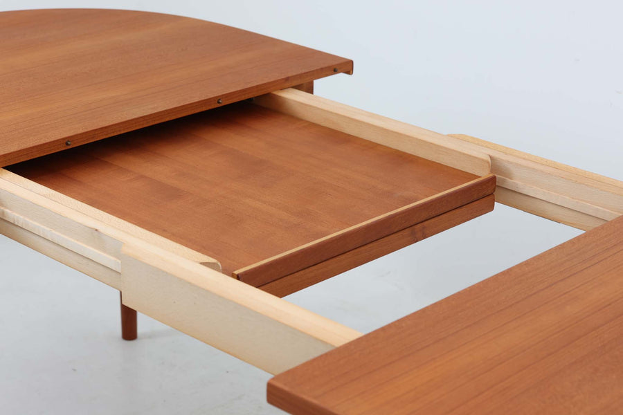 スウェーデンより買い付けたダイニングテーブルです。スウェーデン人デザイナーNilsJonssonによってデザインされた物で、スウェーデンの老舗家具メーカーTroeds社によって製作されました。本体には良質なチーク材が使用されており、丸みを帯びた楕円形の形状が優しい雰囲気を添えています。拡張板も付属していますので、来客時には天板を拡張してご使用いただけます。拡張板は本体内部に収納可能となっています。