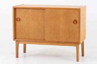 北欧より買い付けたローボードです。シンプルなフォルムで、良質なオーク材が使用されており、経年変化により濃くなった色味が魅力的です。