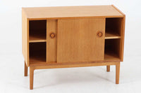 北欧より買い付けたローボードです。シンプルなフォルムで、良質なオーク材が使用されており、経年変化により濃くなった色味が魅力的です。