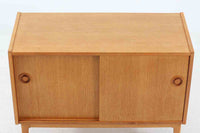 北欧より買い付けたローボードです。シンプルなフォルムで、良質なオーク材が使用されており、経年変化により濃くなった色味が魅力的です。