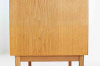 北欧より買い付けたローボードです。シンプルなフォルムで、良質なオーク材が使用されており、経年変化により濃くなった色味が魅力的です。