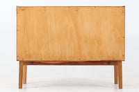 北欧より買い付けたローボードです。シンプルなフォルムで、良質なオーク材が使用されており、経年変化により濃くなった色味が魅力的です。