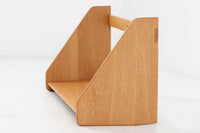 オーク材が使用されたシンプルな壁掛けシェルフです。"Wegner"によってデザインされ、"RYmobler社"によって製造された当時の物です。