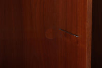 Hundevad&Co社製の造りが良いブックシェルフです。良質なオーク材が使用されています。大型で様々な本が収納可能です。PoulHundevadならではの棚板前面のスリットとタボが見えない設計により非常にすっきりとした印象に仕上がっています。