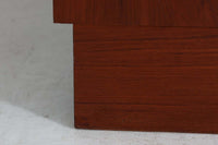 Hundevad&Co社製の造りが良いブックシェルフです。良質なオーク材が使用されています。大型で様々な本が収納可能です。PoulHundevadならではの棚板前面のスリットとタボが見えない設計により非常にすっきりとした印象に仕上がっています。