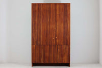 Hundevad&Co社製の造りが良いブックシェルフです。良質なオーク材が使用されています。大型で様々な本が収納可能です。PoulHundevadならではの棚板前面のスリットとタボが見えない設計により非常にすっきりとした印象に仕上がっています。