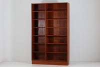 Hundevad&Co社製の造りが良いブックシェルフです。良質なオーク材が使用されています。大型で様々な本が収納可能です。PoulHundevadならではの棚板前面のスリットとタボが見えない設計により非常にすっきりとした印象に仕上がっています。