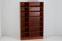 Hundevad&Co社製の造りが良いブックシェルフです。良質なオーク材が使用されています。大型で様々な本が収納可能です。PoulHundevadならではの棚板前面のスリットとタボが見えない設計により非常にすっきりとした印象に仕上がっています。