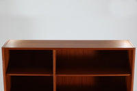 Hundevad&Co社製の造りが良いブックシェルフです。良質なオーク材が使用されています。大型で様々な本が収納可能です。PoulHundevadならではの棚板前面のスリットとタボが見えない設計により非常にすっきりとした印象に仕上がっています。