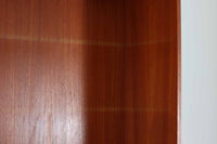 Hundevad&Co社製の造りが良いブックシェルフです。良質なオーク材が使用されています。大型で様々な本が収納可能です。PoulHundevadならではの棚板前面のスリットとタボが見えない設計により非常にすっきりとした印象に仕上がっています。