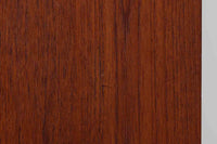 Hundevad&Co社製の造りが良いブックシェルフです。良質なオーク材が使用されています。大型で様々な本が収納可能です。PoulHundevadならではの棚板前面のスリットとタボが見えない設計により非常にすっきりとした印象に仕上がっています。