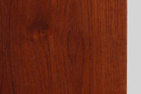 Hundevad&Co社製の造りが良いブックシェルフです。良質なオーク材が使用されています。大型で様々な本が収納可能です。PoulHundevadならではの棚板前面のスリットとタボが見えない設計により非常にすっきりとした印象に仕上がっています。