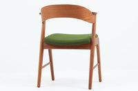 Kai Kristiansenのネイルチェアは、デンマークの名工によって手作りされ、その独創的なデザインと高品質なクラフトマンシップで称賛されています。洗練された背もたれの曲線と美しい木製のフレーム、そして小さなアームが特徴で、快適な座り心地を提供してくれます。デスクチェアとしてもお勧めです。