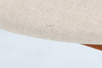 Kai Kristiansenのネイルチェアは、デンマークの名工によって手作りされ、その独創的なデザインと高品質なクラフトマンシップで称賛されています。洗練された背もたれの曲線と美しい木製のフレーム、そして小さなアームが特徴で、快適な座り心地を提供してくれます。デスクチェアとしてもお勧めです。