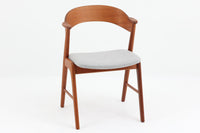 Kai Kristiansenのネイルチェアは、デンマークの名工によって手作りされ、その独創的なデザインと高品質なクラフトマンシップで称賛されています。洗練された背もたれの曲線と美しい木製のフレーム、そして小さなアームが特徴で、快適な座り心地を提供してくれます。デスクチェアとしてもお勧めです。