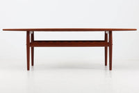 デンマークより買い付けました。女性デザイナー"グレーテヤルク"によってデザインされたセンターテーブルです。滑らかなラインが特徴的で柔らかい印象です。