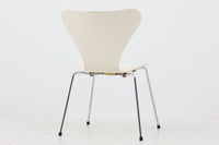 北欧より買い付けました。ArneJacobsenデザインのセブンチェアです。
