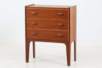 デンマークより買い付けた3段チェストです。お洒落な取手と側面と脚が一体になった形状が特徴的なデザインです。良質なチーク材が使用されています。希少な作品です。