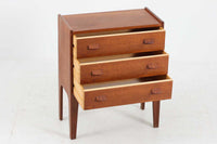 デンマークより買い付けた3段チェストです。お洒落な取手と側面と脚が一体になった形状が特徴的なデザインです。良質なチーク材が使用されています。希少な作品です。